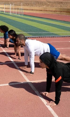 Mannen en vrouwen doen push-ups in Beyond Wear